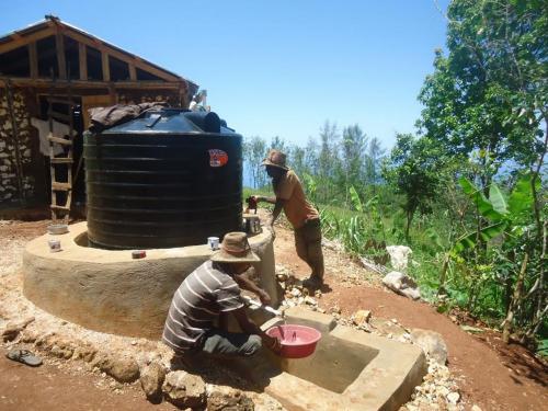 Mubea hilft in Haiti - Zisternenbau
