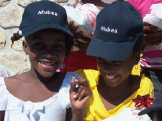 Mubea hilft Mädchen