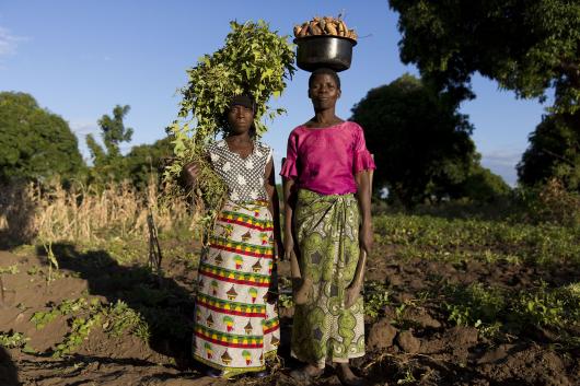 Mubea hilft 2 Frauen Afrika